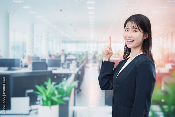 Obraz 笑顔でオフィス勤務をする若い女性