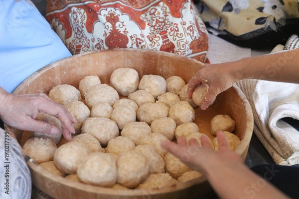 Obraz 味噌作りをする女性