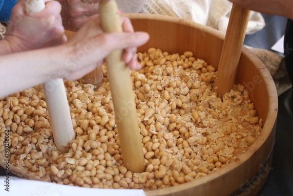 Obraz 味噌作りをする女性