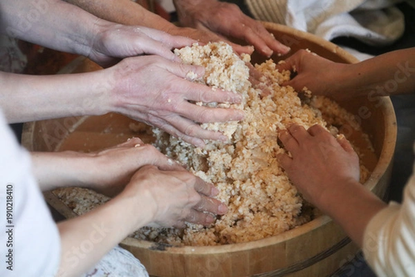 Obraz 味噌作りをする女性