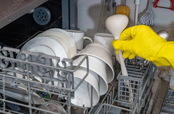 Obraz 식기 세척기를 사용하는 주방 장면, 설거지와 위생 관리