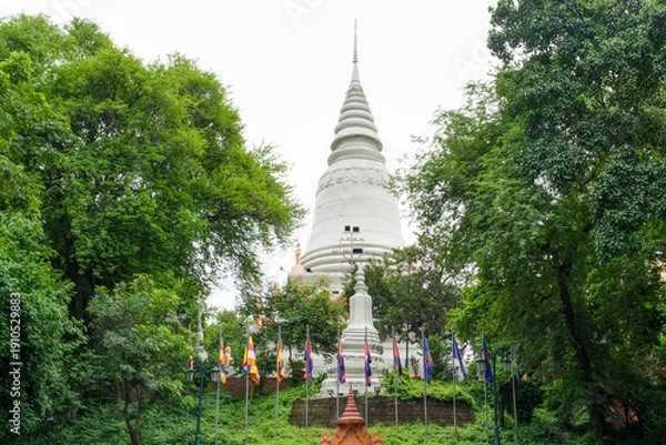Obraz 丘の上に建つワットプノンの白亜の仏塔