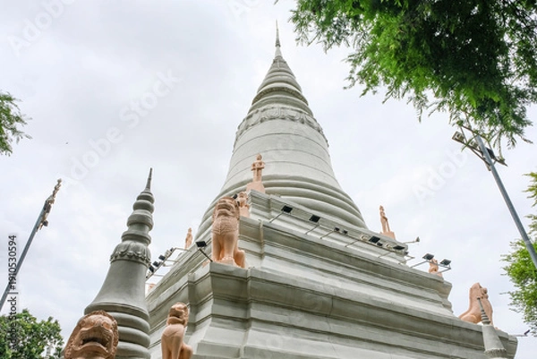 Obraz 丘の上に建つワットプノンの白亜の仏塔