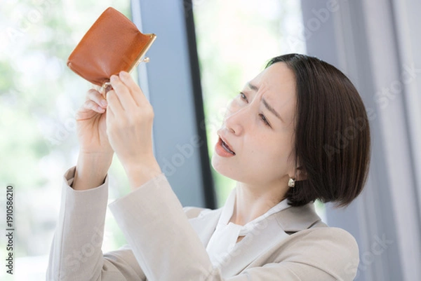 Obraz 働いてもお金がない(金欠)の悲しい困ったイメージ 物価高大変だな～今月も赤字かな？