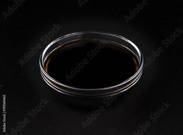 Obraz Sos sojowy na czarnym tle