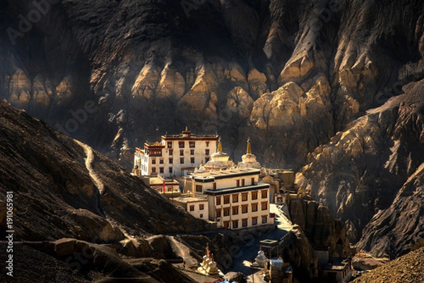 Obraz Świątynia Lamayuru w Leh ladakh na wzgórzu w górskiej dolinie