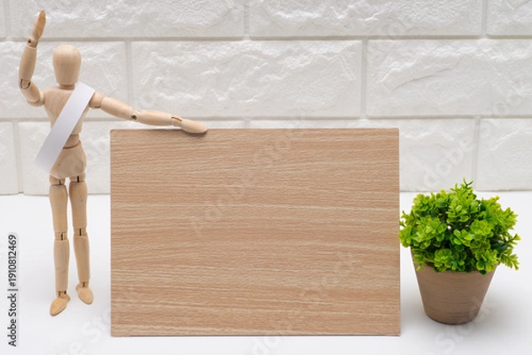 Obraz タスキを掛けた選挙の候補者と木の看板と文字スペース