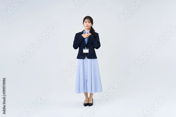 Obraz 胸に手を当てるポーズをするビジネスウーマン