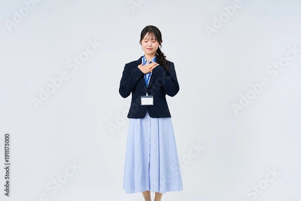 Obraz 胸に手を当てるポーズをするビジネスウーマン