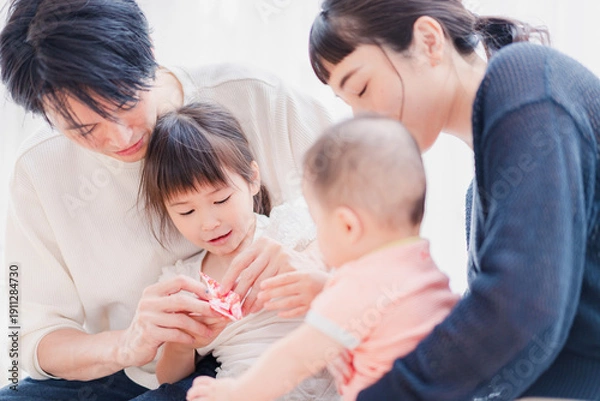 Obraz 子どもたちと遊ぶ家族