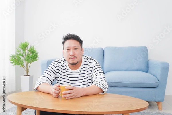 Obraz 部屋でお茶を飲む中年男性