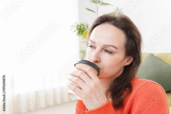 Obraz 家でコーヒーを飲む若い女性