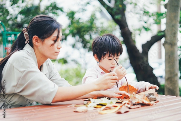 Obraz 葉っぱで遊ぶお母さんと息子