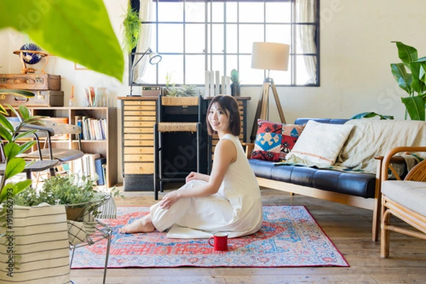 Obraz ラグに座るワンピースの女性