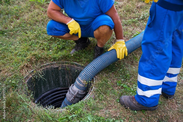 Obraz Opróżnianie szamba przydomowego. Czyszczenie szlamu z szamba.