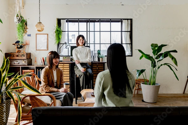 Obraz アンティークなカフェでくつろぐ女性