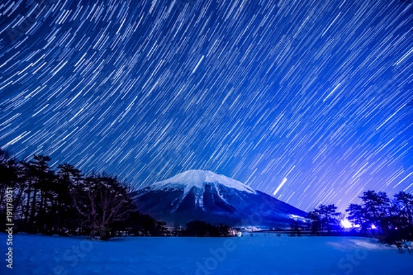 Obraz 日本、鳥取県、大山、星座の軌跡と伯耆富士、人気の山、冬の冠雪