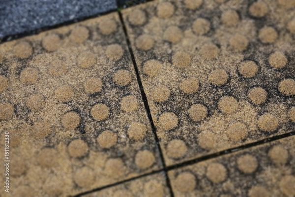 Obraz 歩道に設置された点字ブロックのクローズアップ