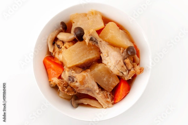 Obraz 鶏手羽元と大根の煮物 人参としめじ入り 和風家庭料理