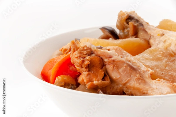 Obraz 鶏手羽元と大根の煮物 人参としめじ入り 和風家庭料理
