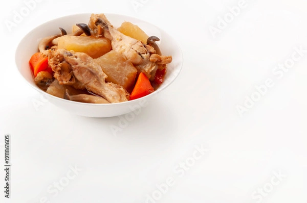 Obraz 鶏手羽元と大根の煮物 人参としめじ入り 和風家庭料理