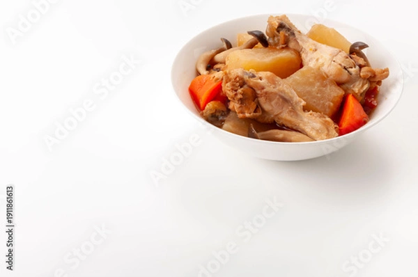 Obraz 鶏手羽元と大根の煮物 人参としめじ入り 和風家庭料理