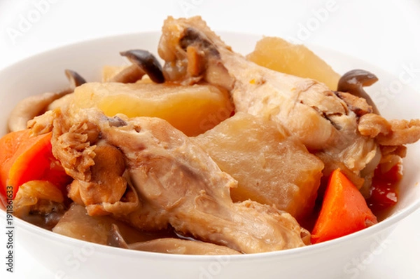Obraz 鶏手羽元と大根の煮物 人参としめじ入り 和風家庭料理