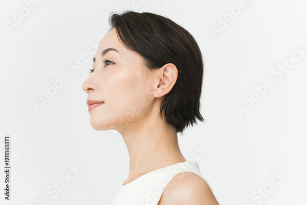 Obraz スキンケアプロセス。スキンケア仕上がりイメージ。ミドル世代日本人女性の横顔