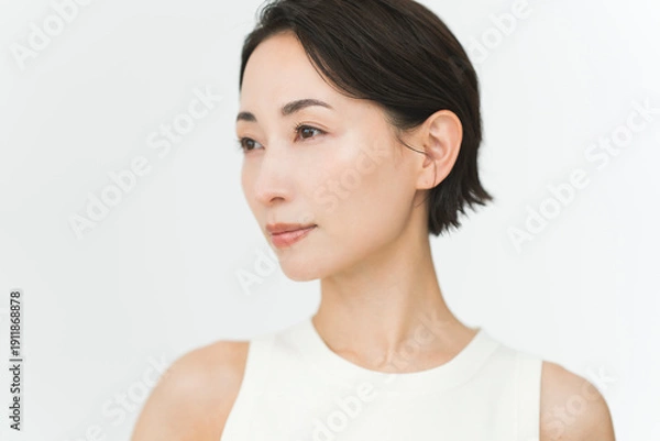 Obraz スキンケアプロセス。スキンケア仕上がりイメージ。ミドル世代日本人女性のポートレート