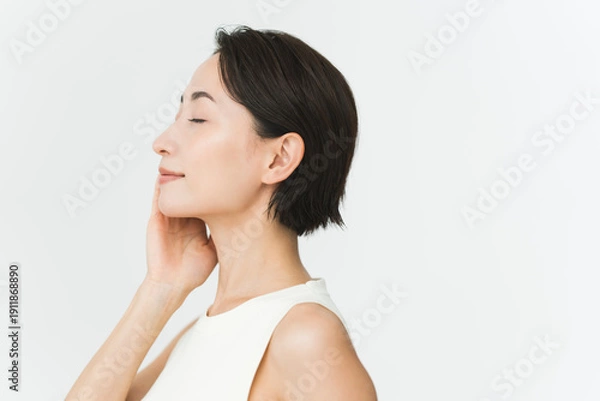 Obraz スキンケアプロセス。スキンケア仕上がりイメージ。ミドル世代日本人女性の横顔