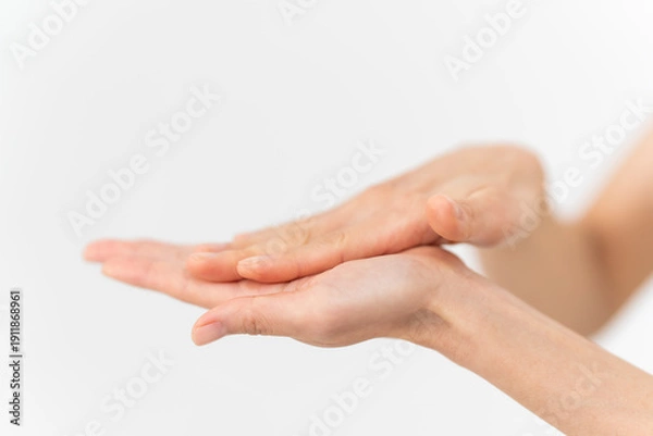 Obraz スキンケアプロセス。彼女はオイルを手にのばしている。