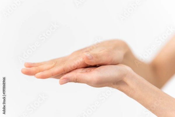 Obraz スキンケアプロセス。化粧水、美容液を手のひらに伸ばし温めている手元。