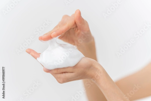 Obraz スキンケアプロセス。洗顔フォームの泡を手にのせている手元。