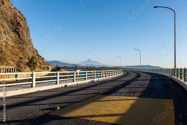 Obraz 冬の快晴に映える大崩海岸の海上高架橋と駿河湾越しに望む富士山
