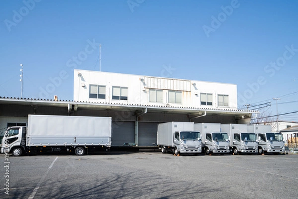 Obraz 日本の物流、宅急便、運輸会社、物流センター、運送業、トラック、配達トラック、
