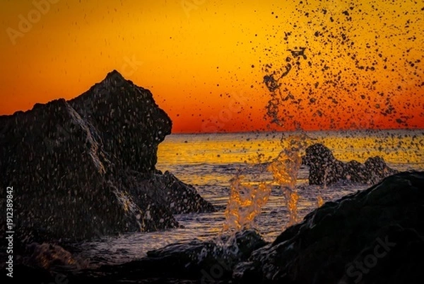 Obraz 早朝の海で岩を砕く波