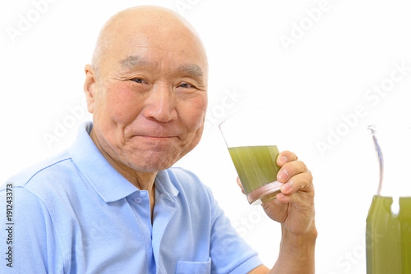 Fototapeta 野菜ジュースを飲むシニア