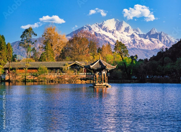 Obraz 雲南省麗江・麗江古城の黒龍潭と玉龍雪山