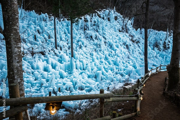Obraz 夕方のあしがくぼの氷柱と遊歩道