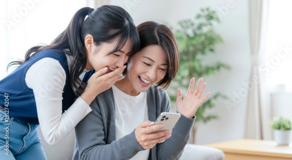 Obraz スマホで合格発表を確認して喜ぶ親子