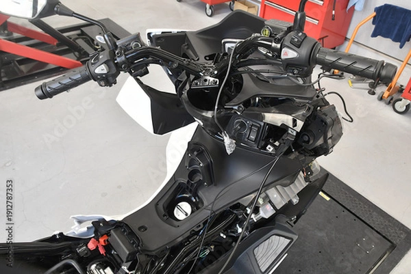 Obraz 修理中のスクーター