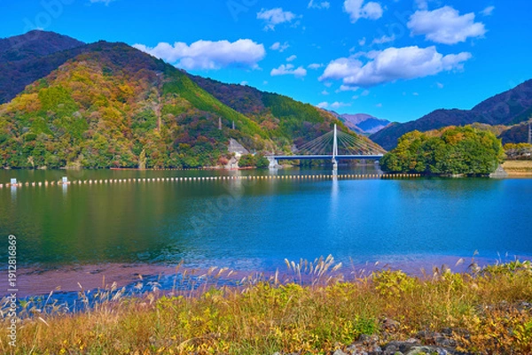 Obraz 秋の神奈川県山北町の三保ダム歩道から北側の眺望(永歳橋,権現山など)