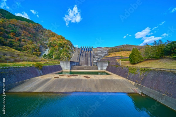 Obraz 紅葉の神奈川県山北町の三保ダムの眺望