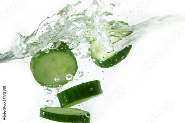 Fototapeta  cucumbers splashing in water