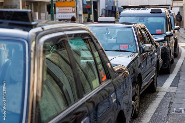 Obraz 繁華街で客待ちをする日本のタクシー（空車）