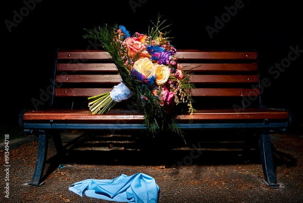 Obraz 暗めの夕暮れのベンチにおき忘れた花束