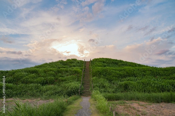 Obraz 埼玉　夕暮れの稲荷山古墳（埼玉古墳群）