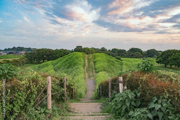 Obraz 埼玉　夕暮れの稲荷山古墳（埼玉古墳群）