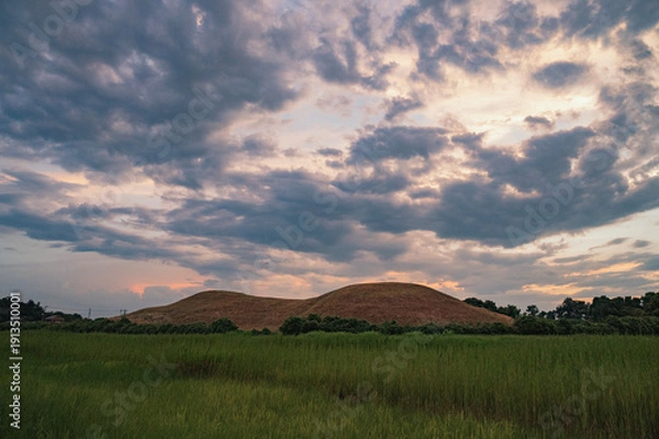 Obraz 埼玉　夕暮れの二子山古墳（埼玉古墳群）