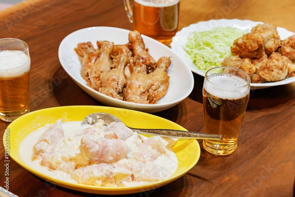 Obraz 鶏肉料理とビールの賑やかな晩酌の食卓